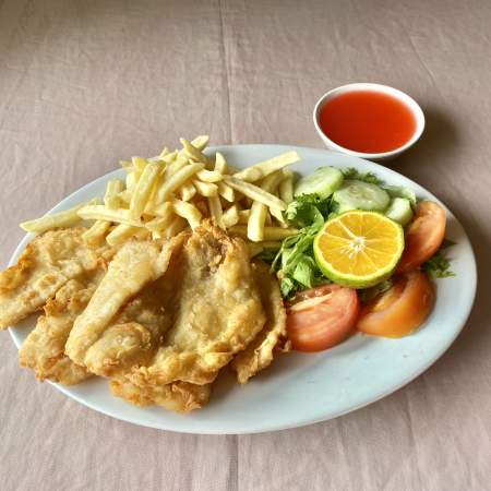 68- Pescado Frito Empanizado Con Papas Ensaladas