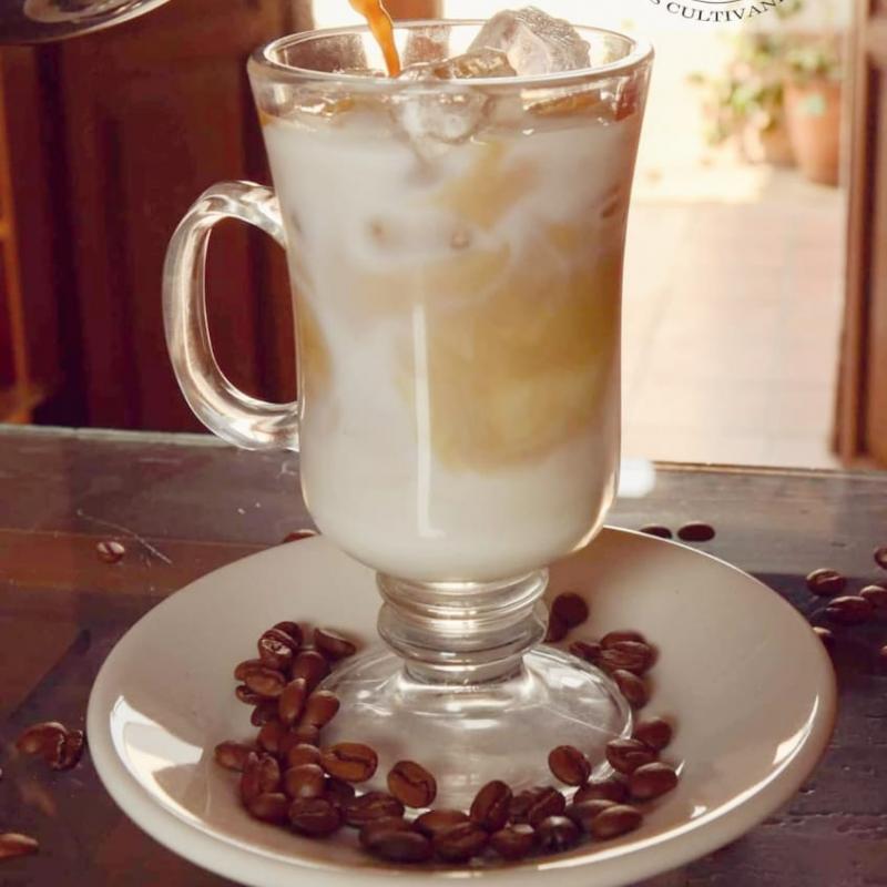 Latte en las rocas