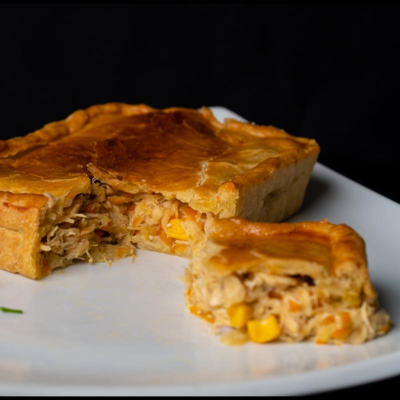 Empadão Artesanal de Frango Cremoso com Bacon - 500 gramas