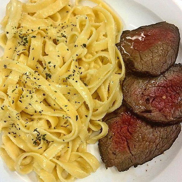 Fetuccini na Manteiga com Rosbife de Filé Mignon