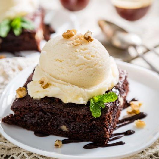 BROWNIE CON HELADO