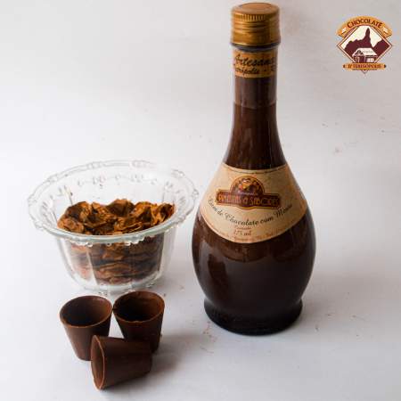 Licor servido no copinho de chocolate