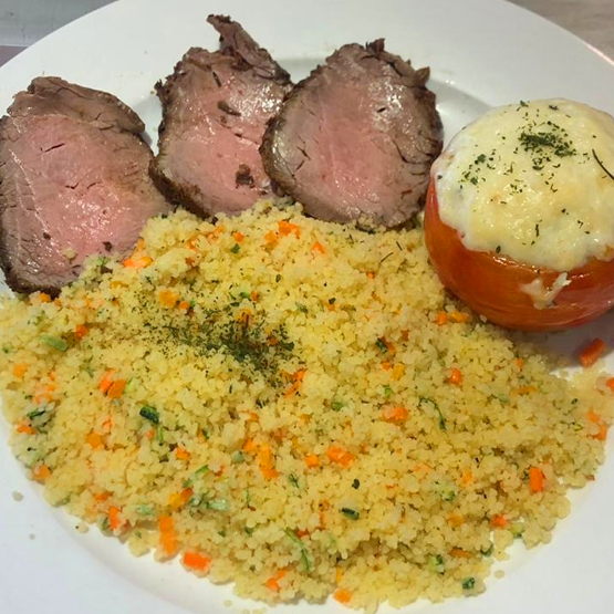 Rosbife de Filé Mignon, Tomate recheado e Cuscuz Marroquino