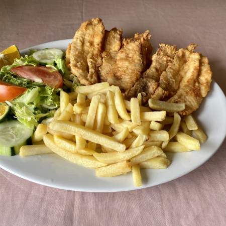 65- Pescado Frito Empanizado Con Papas Ensaladas