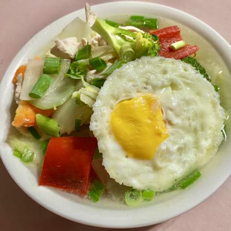 78- Consomé De Pollo Con Huevo y Verduras