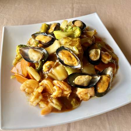 29- Arroz blanco con mariscos y verduras en salsa china ( entero)