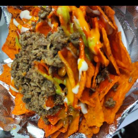 Nachos con elote y 2 Especialidades