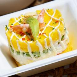 Causa Cangrejos y Langostinos