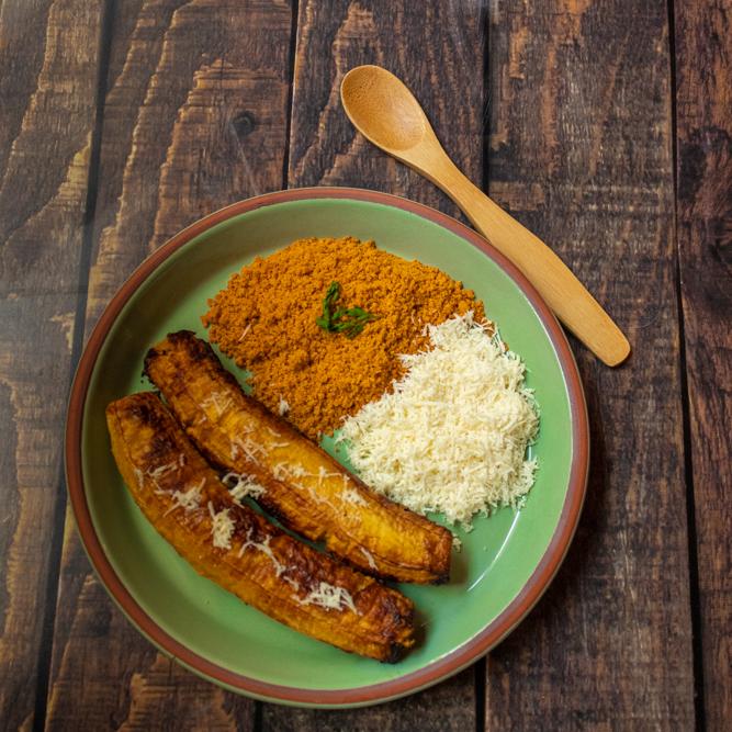 Maduro asado con salprieta y queso