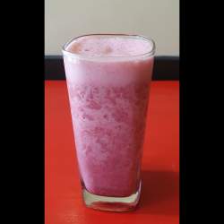 jugo natural mora en agua