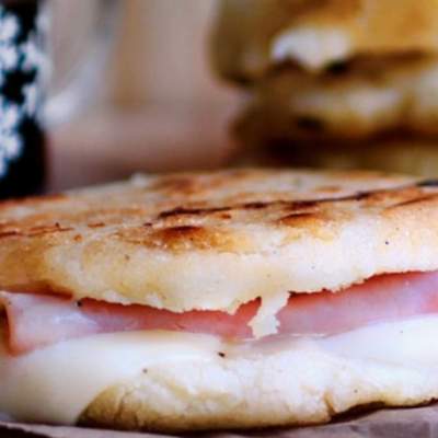 Arepa jamon y queso