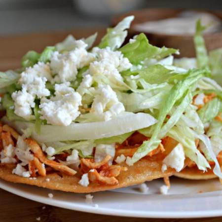 TOSTADA DE TINGA DE POLLO