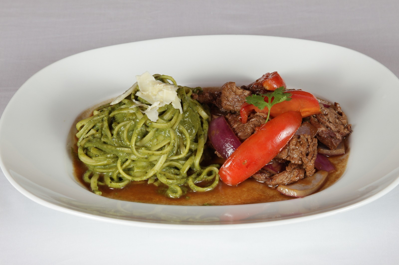 Tallarin verde con Lomo Saltado