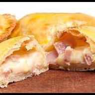EMPANADA DE JAMÓN Y QUESO