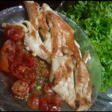 PORÇÃO DE FRANGO COM CEBOLA TOMATE E ALFACES