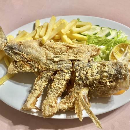 70- Pescado Entero Frito Con Papas Ensaladas