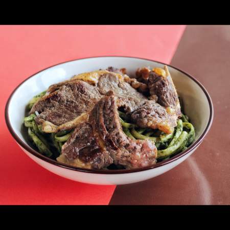 TALLARINES AL PESTO CON CHURRASCO