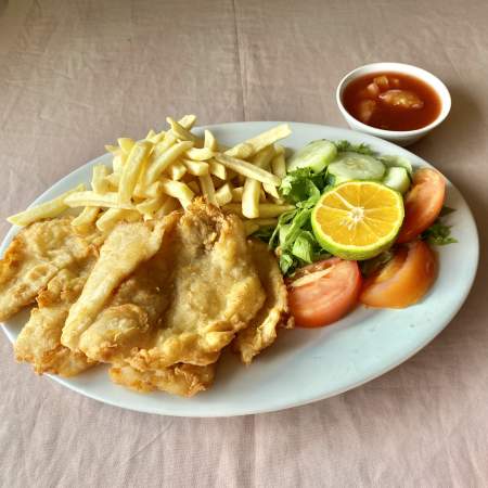 67-  Pescado Frito Empanizado Con Papas Ensaladas