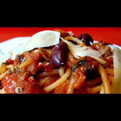 Pasta a la Puttanesca salsa napoli