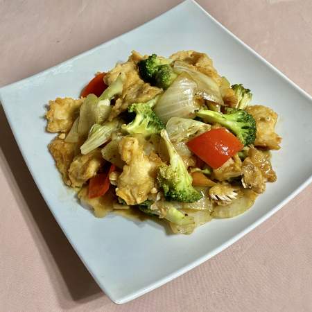 107- Pescado Frito En Trocitos y Verduras En Salsa Ostion