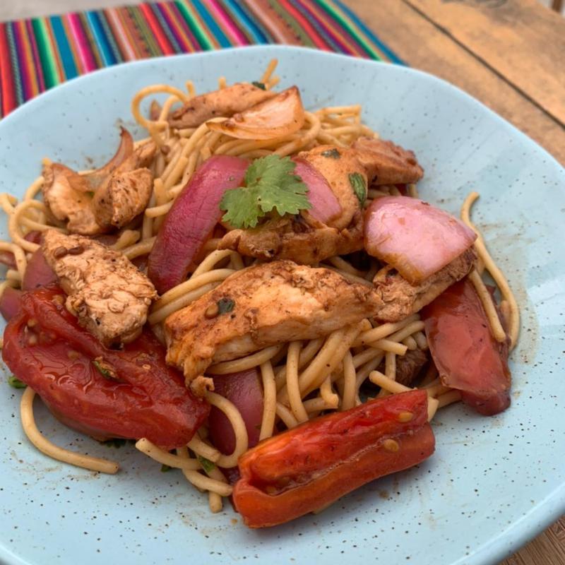 Espaguete saltado de frango
