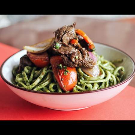 TALLARINES AL PESTO CON LOMO SALTAD