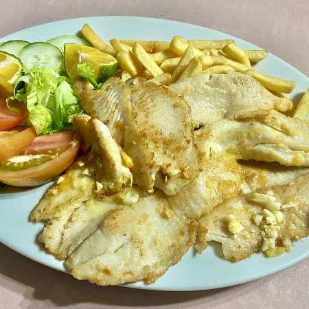 69- Pescado La Plancha Con Mantequilla Ajo y Papas Ensaladas