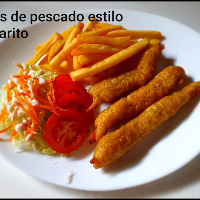 TIRAS DE PESCADO CON ENSALADA Y PAPAS A LA FRANCESA