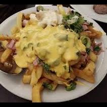 Papas con cheddar y panceta