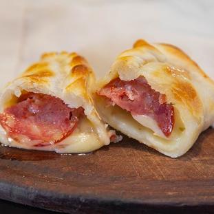 Empanada de longaniza y queso