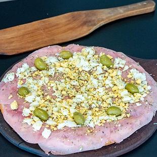 Pizza de jamón y huevo