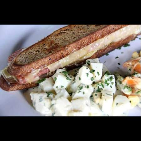 SANDWICH DE JAMON SERRANO Y QUESO GRUYERE