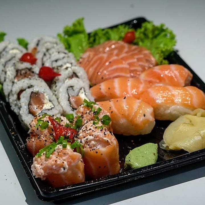 Combinado sushi especial salmão 32 peças.