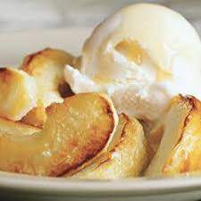 Manzana caramelizada con helado de vainilla