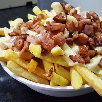 BATATA FRITA COM BACON E QUEIJO