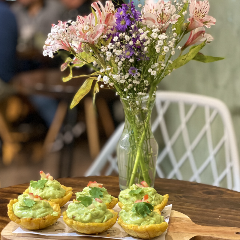 PATACONES CANASTA CON GUACAMOLE