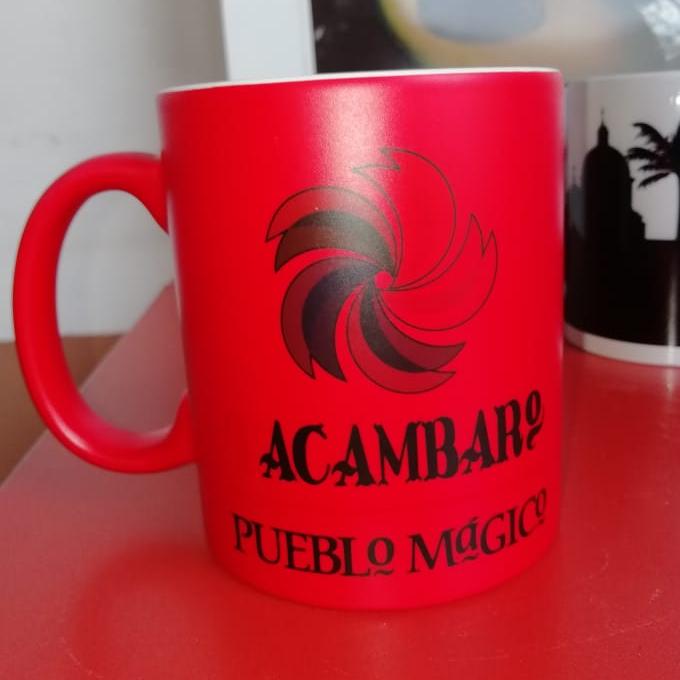 Taza mágica roja.