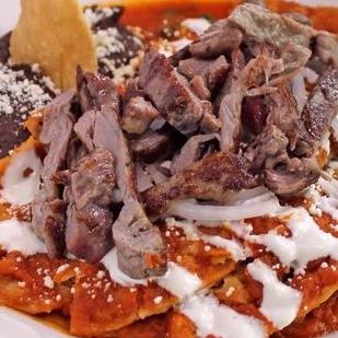 chilaquiles rojos con arrachera