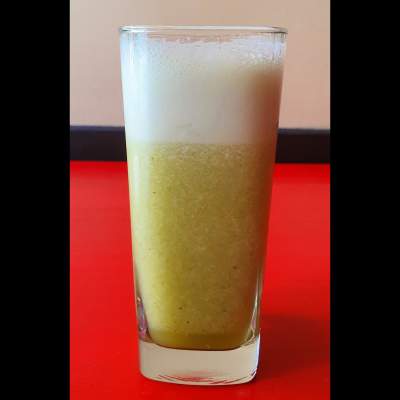 jugo natural Super Batido Verde en agua