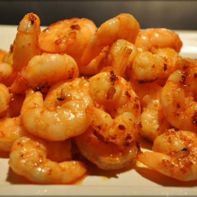 CAMARÃO SEM CASCA AO ALHO E ÓLEO