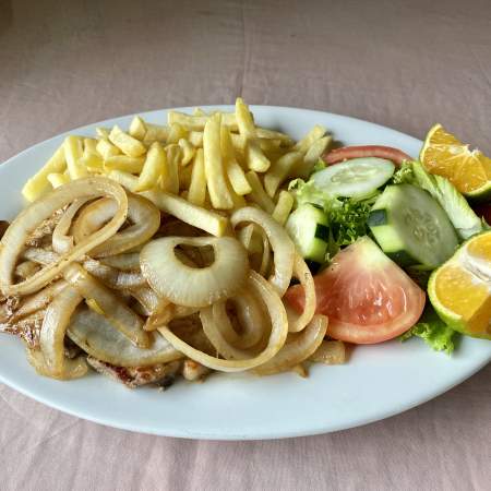 54- Chuleta Encebollado Con Papas Ensaladas