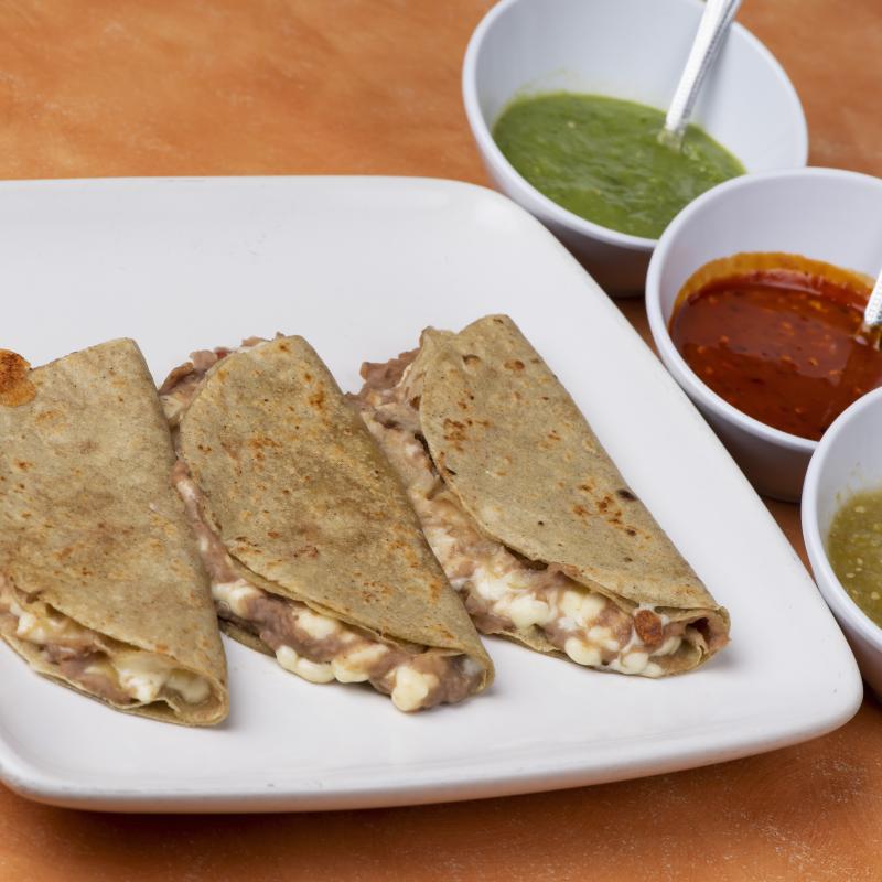 Orden de tacos de frijoles refritos