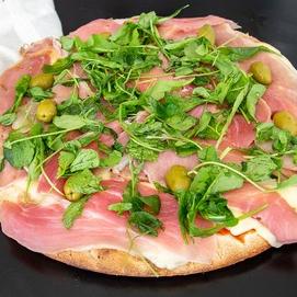 Pizza de jamón crudo y rúcula
