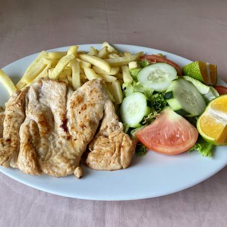 51- Filete De Pollo La Plancha Con Papas Ensaladas Encebollado