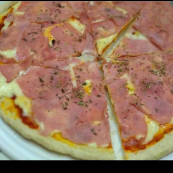 PIZZA CON JAMÓN