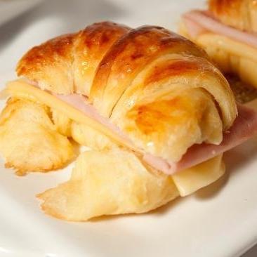 MEDIALUNAS CON JAMON Y QUESO