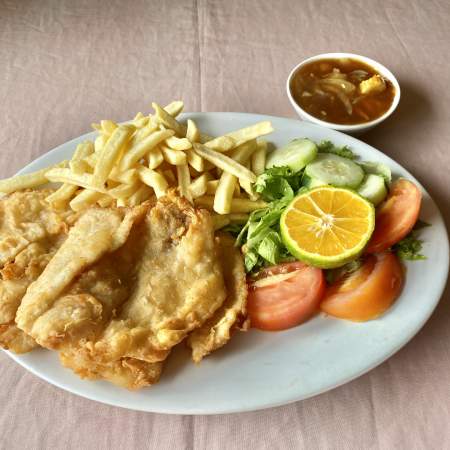 66- Pescado Frito Empanizado Con Papas Ensaladas