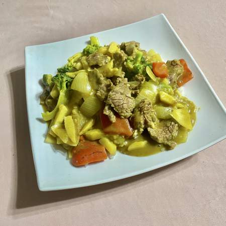 28- Arroz blanco con lomos y verduras en salsa curry (entero)