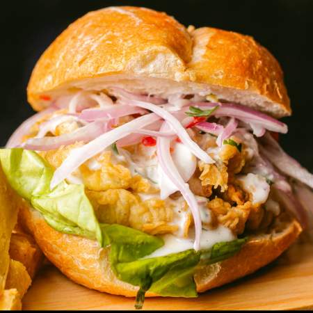 PAN CON PEJERREY  (+ yucas fritas)