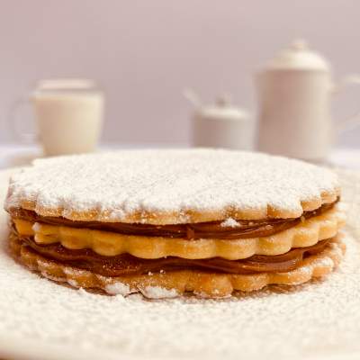 Alfajor person tradicional